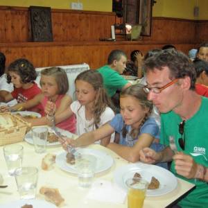 Niños comiendo en el campamento