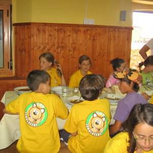 Niños comiendo en el campamento