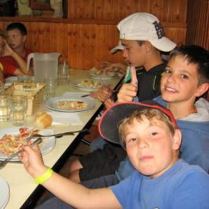 Niños comiendo en el campamento