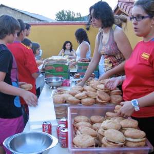 Niños comiendo en el campamento