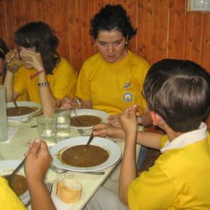 Niños comiendo en el campamento
