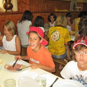 Niños comiendo en el campamento