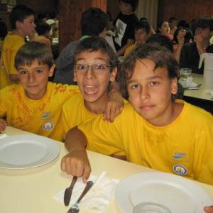 Niños comiendo en el campamento