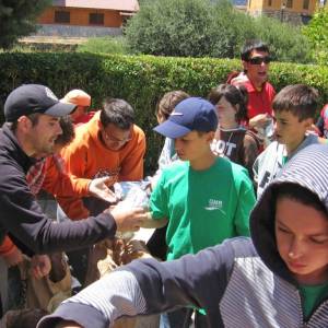 Niños comiendo en el campamento