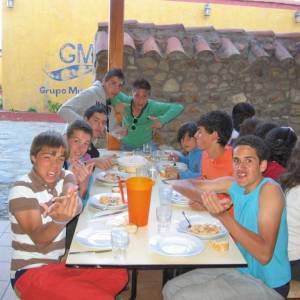 Niños comiendo en el campamento