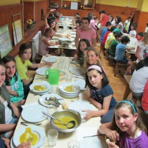 Cena en el campamento comida casera