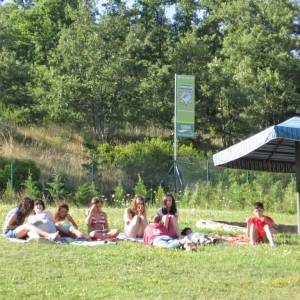 Diversión en la piscina del campamento