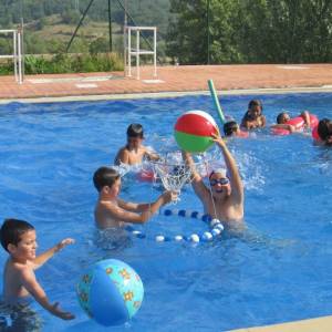 Diversión en la piscina del campamento