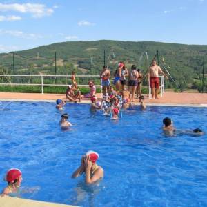 Diversión en la piscina del campamento