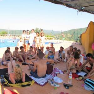 Diversión en la piscina del campamento