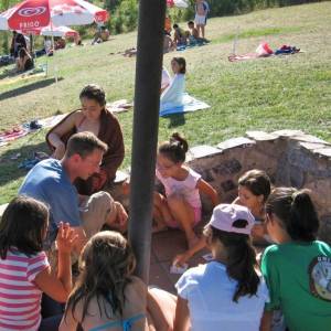 Diversión en la piscina del campamento