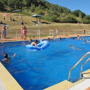 Diversión en la piscina del campamento