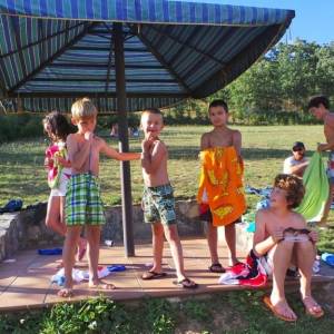 Diversión en la piscina del campamento