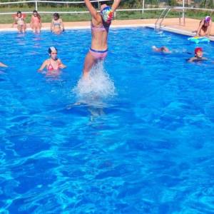 Diversión en la piscina del campamento