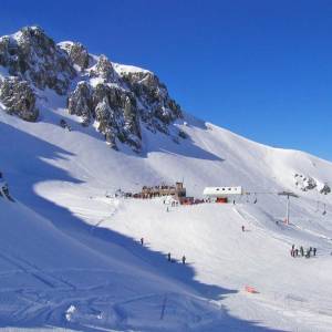 Dia de esquí en la estación de San Isidro