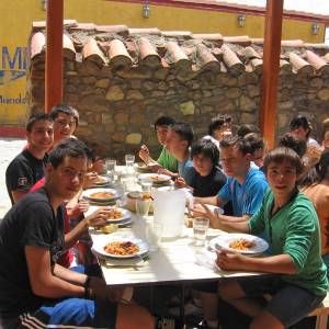 comedor y patio del campamento