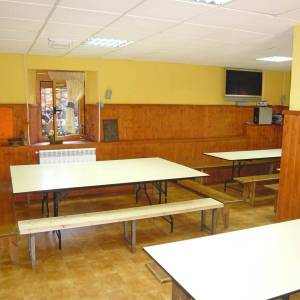 comedor y patio del campamento