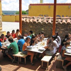 comedor y patio del campamento