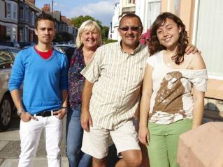 Estudiantes con su familia anfitriona en Liverpool