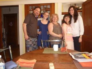 Estudiantes de inglés con su Familia Boston